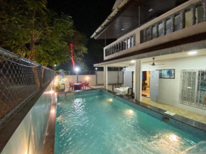 Capetown Villa with Pool, Jacuzzii, DJ, & Hot Bath Tub